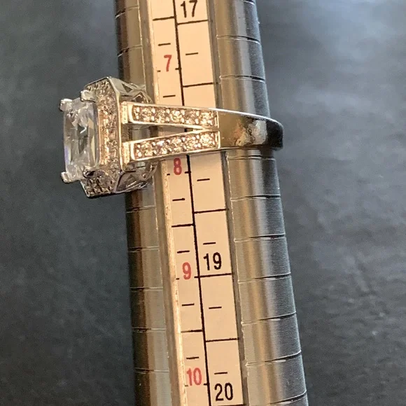 Size 8 silver dinner ring. Cubit zirconia. - Picture 5 of 8